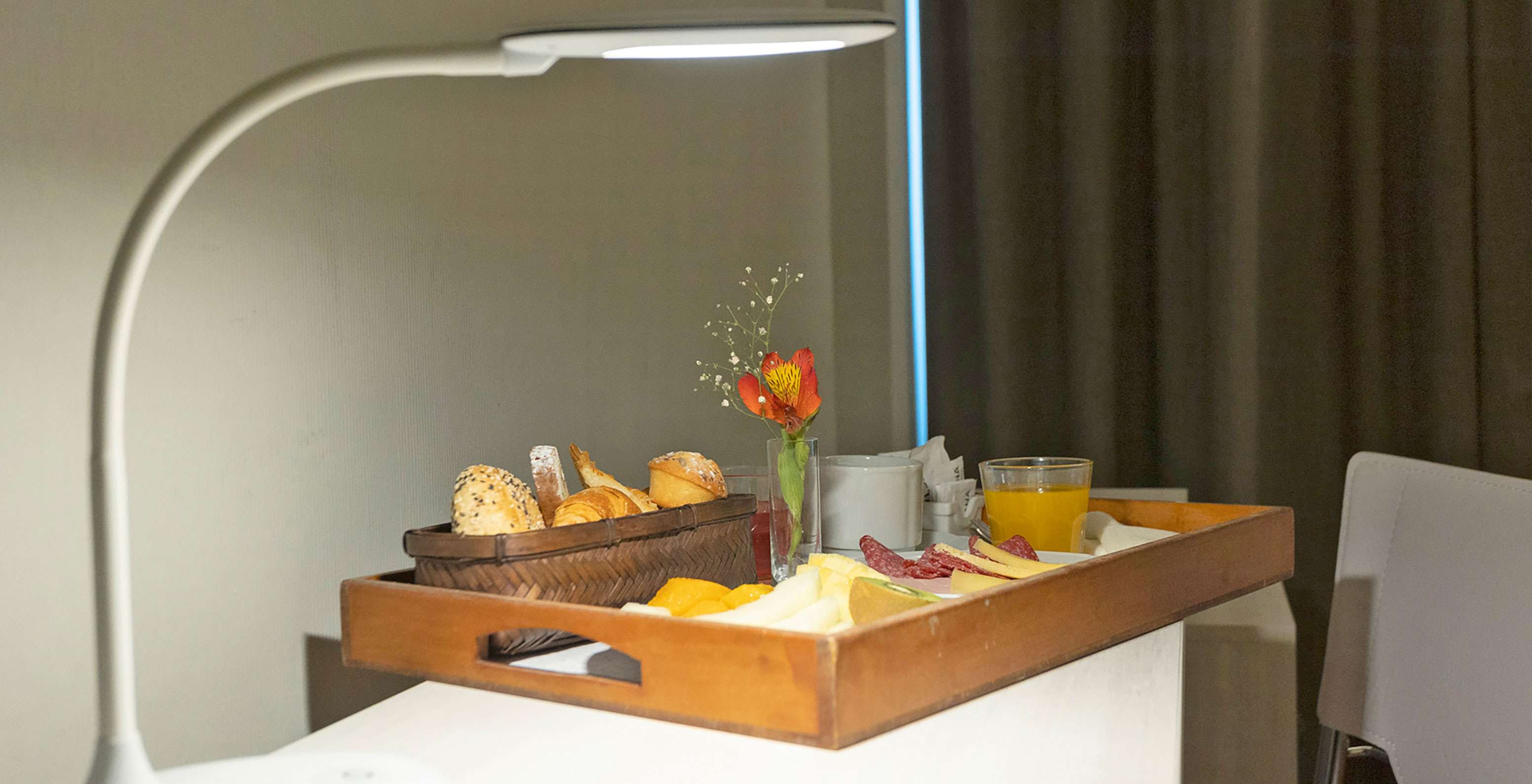 Das Zweibettzimmer Standard im Pestana Buenos Aires hat einen Schreibtisch mit Lampe und Möglichkeit für Frühstück