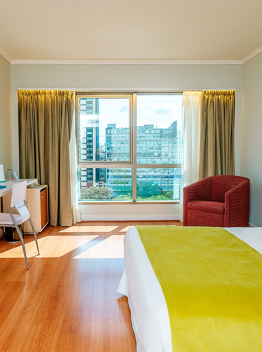 Das Queen Executive Zimmer im Pestana Buenos Aires hat ein Doppelbett, einen Schreibtisch und einen Stuhl