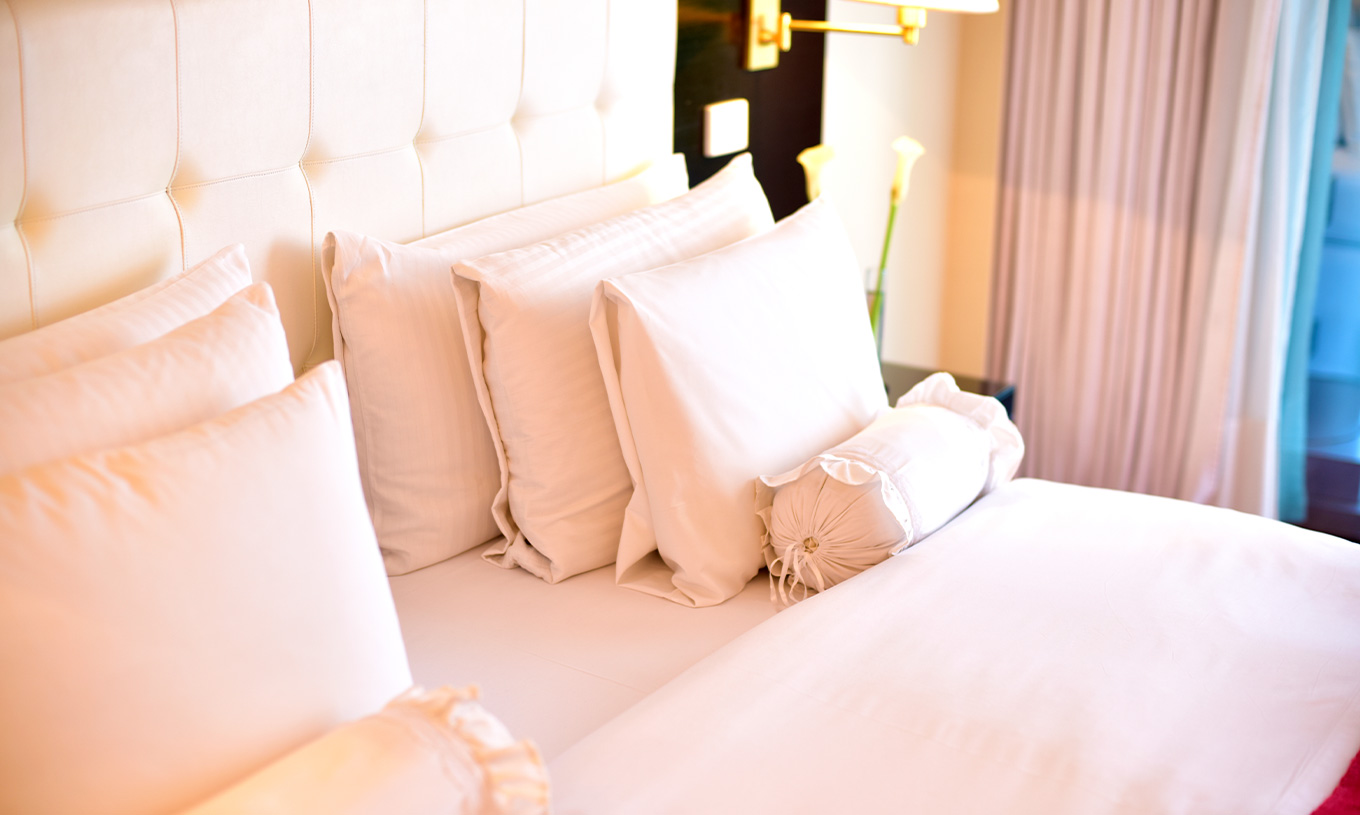 Das Queen Standard im Pestana Buenos Aires hat ein Doppelbett mit verschiedenen Kissenarten