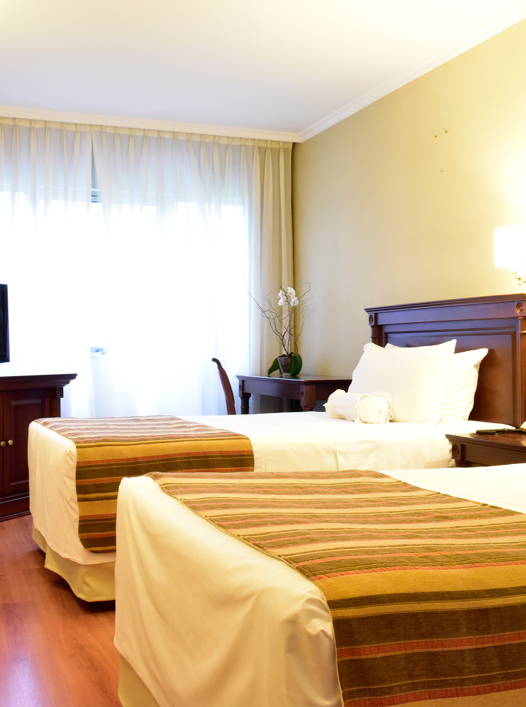 Das Twin Deluxe Zimmer im Pestana Buenos Aires hat zwei Einzelbetten, Nachttisch, Fernseher und Schreibtisch