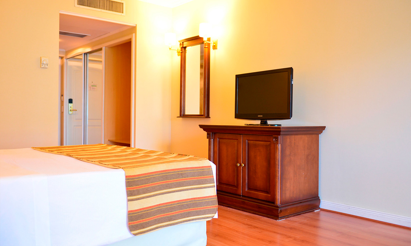 Das Twin Deluxe Zimmer im Pestana Buenos Aires hat einen Fernseher, Kleiderschrank und einen Spiegel