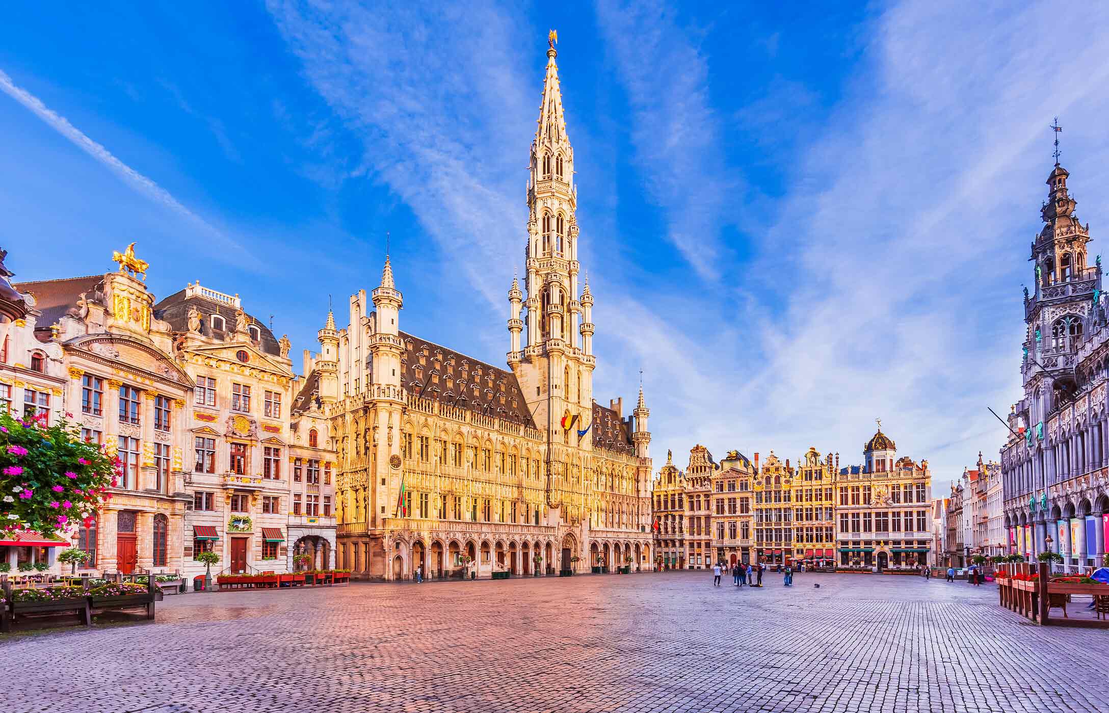 Spazieren Sie über den zentralen Platz von Brüssel, die Grand-Place, und besuchen Sie die historischen Gebäude