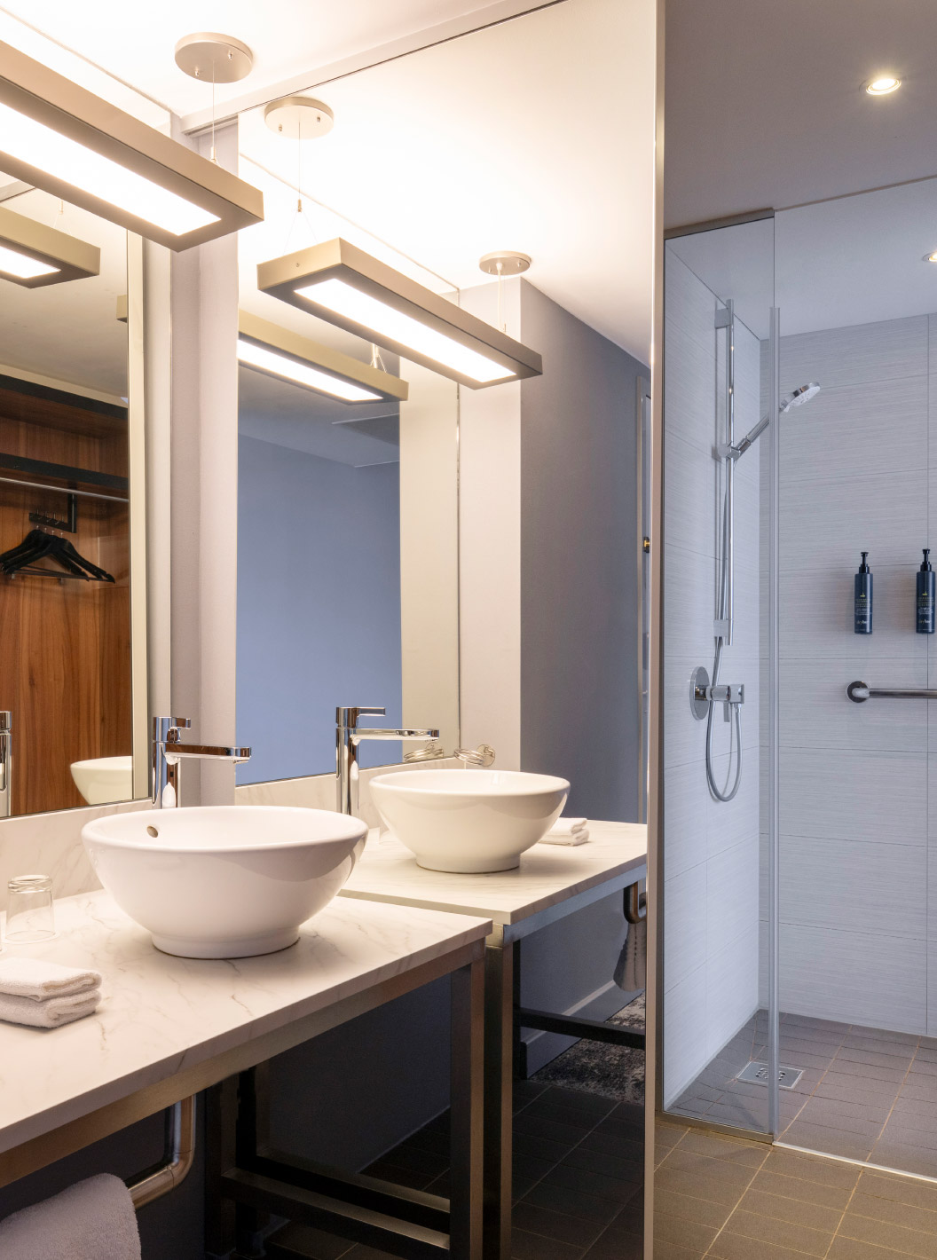 Das Standard Twin im Pestana Brussels Schuman verfügt über ein Badezimmer mit Waschbecken, großem Spiegel und Dusche