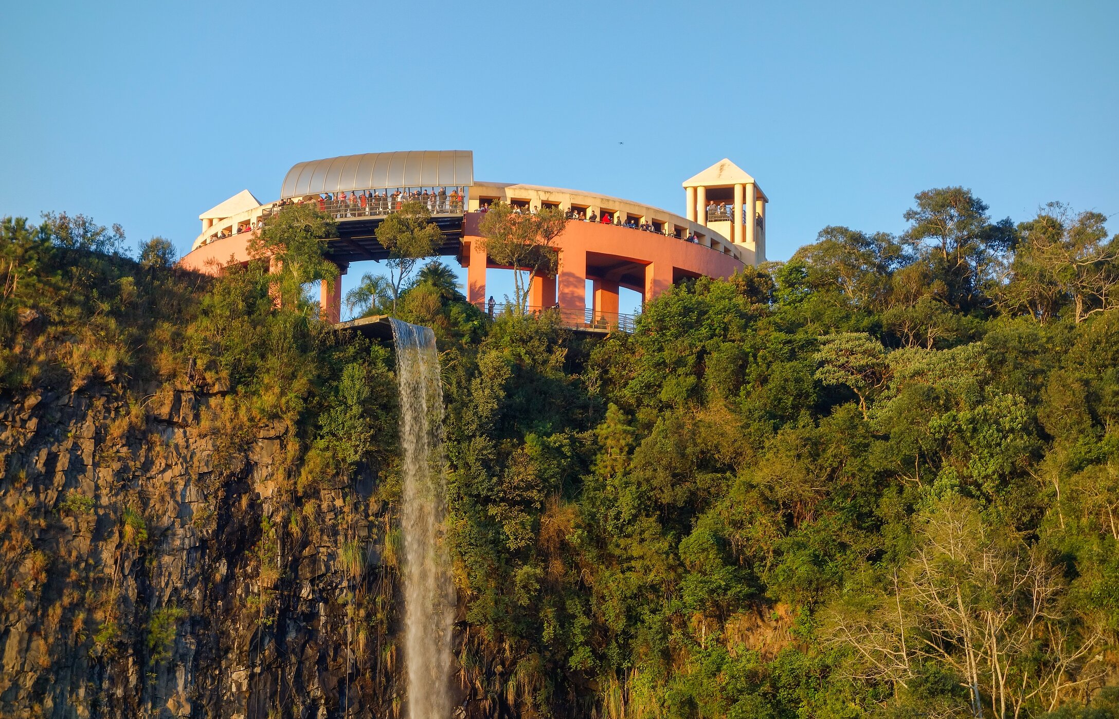Der Tanguá-Park in Curitiba bietet unglaubliche Panoramablicke, mit gepflegten Gärten und einem schönen Aussichtspunkt über den See