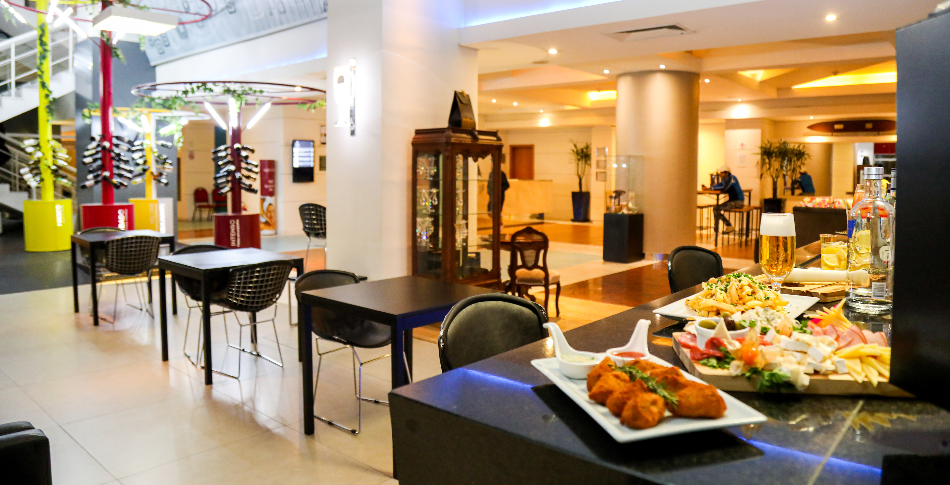 Die Lobby-Bar, im Hotel in Curitiba, Brasilien, serviert Getränke und kleine Snacks, ideal für die Happy Hour