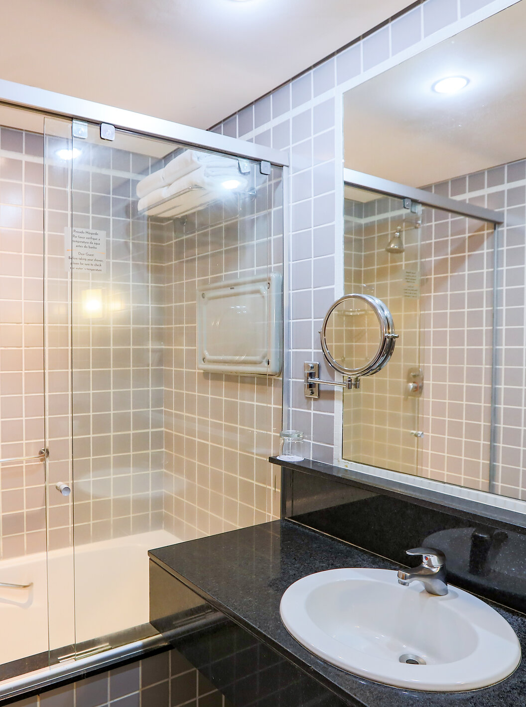 Das Familienzimmer im Pestana Curitiba hat ein Bad mit Badewanne und einer schwarzen Waschbeckenplatte