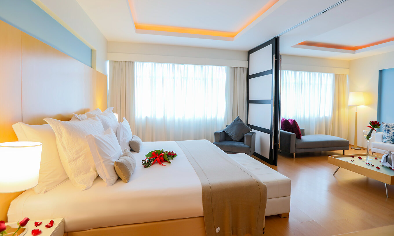 Die King Master Suite im Pestana Curitiba hat ein Zimmer mit Doppelbett und ein Wohnzimmer mit Sofa