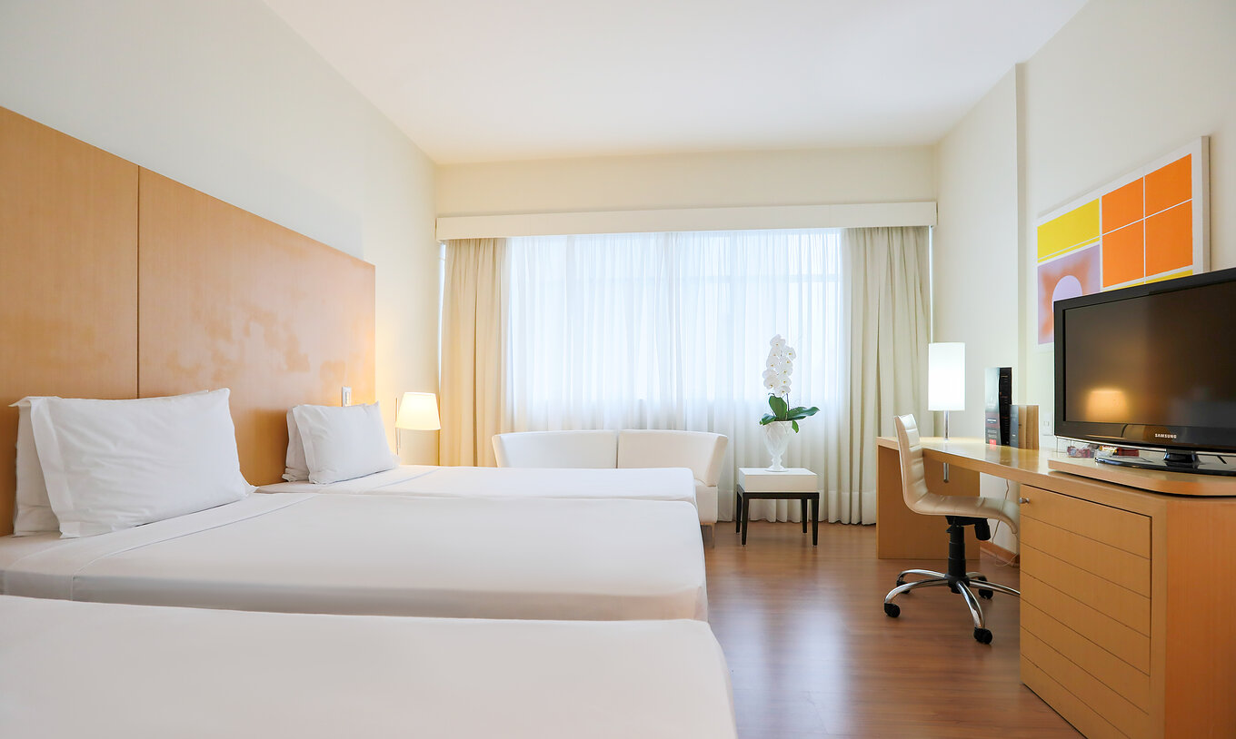 Der Twin Luxus Corner im Pestana Curitiba bietet Platz für drei Personen mit Einzelbetten und einem Doppelsofa am Fenster