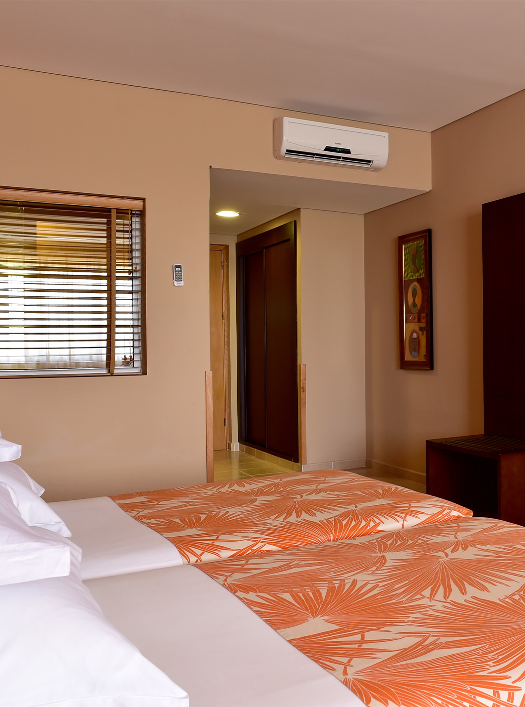 Classic Sea View Zimmer Pestana Tropico hat zwei Einzelbetten, Fernseher, Nachttisch und Spiegel