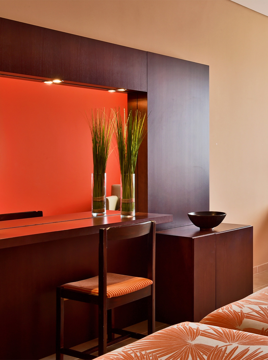 Classic Sea View Zimmer Pestana Tropico hat einen Schreibtisch mit Lampe, einen Stuhl, Bett und Spiegel