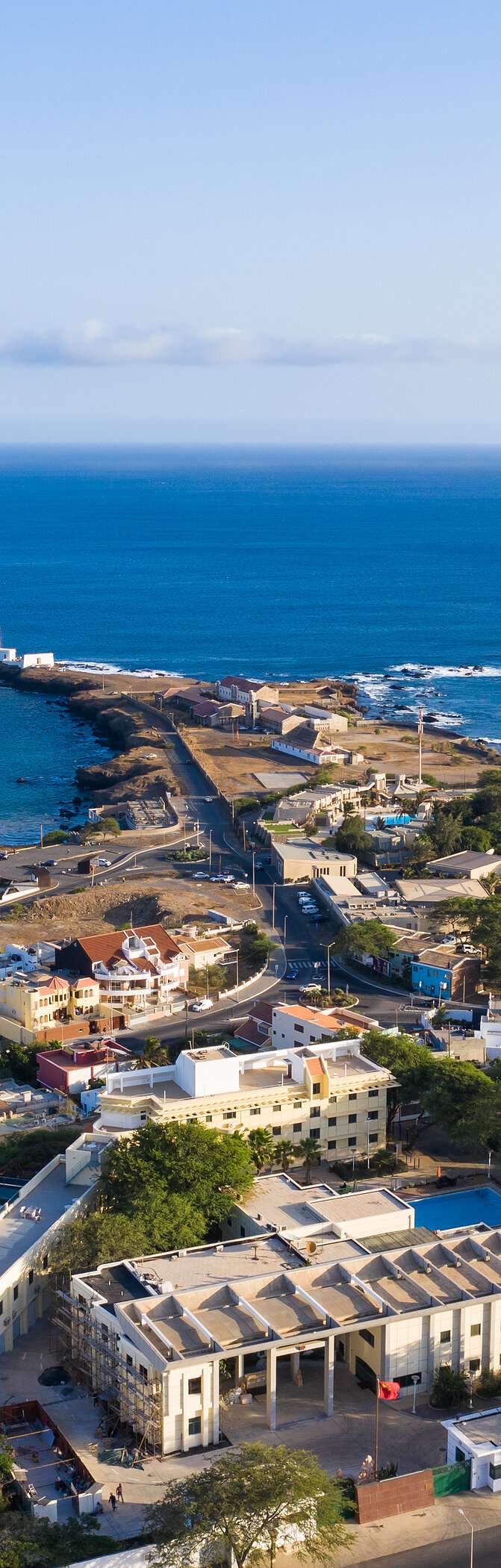 Luftaufnahme über die lebhafte Hauptstadt von Kap Verde, die Stadt Praia, die mit ihren atemberaubenden Stränden begeistert