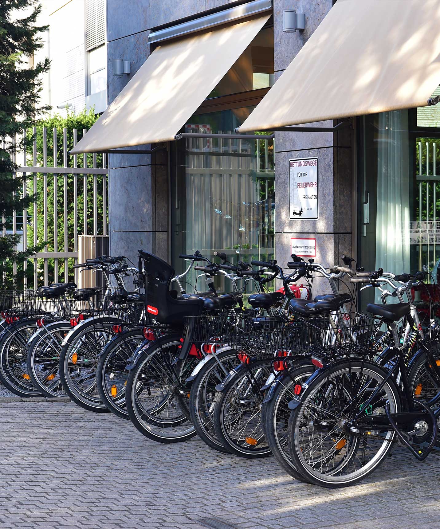 Pestana Berlin Tiergarten, 4‑Sterne‑Hotel in Berlin, mit Fahrradverleih vor dem Hoteleingang und mehreren Rädern