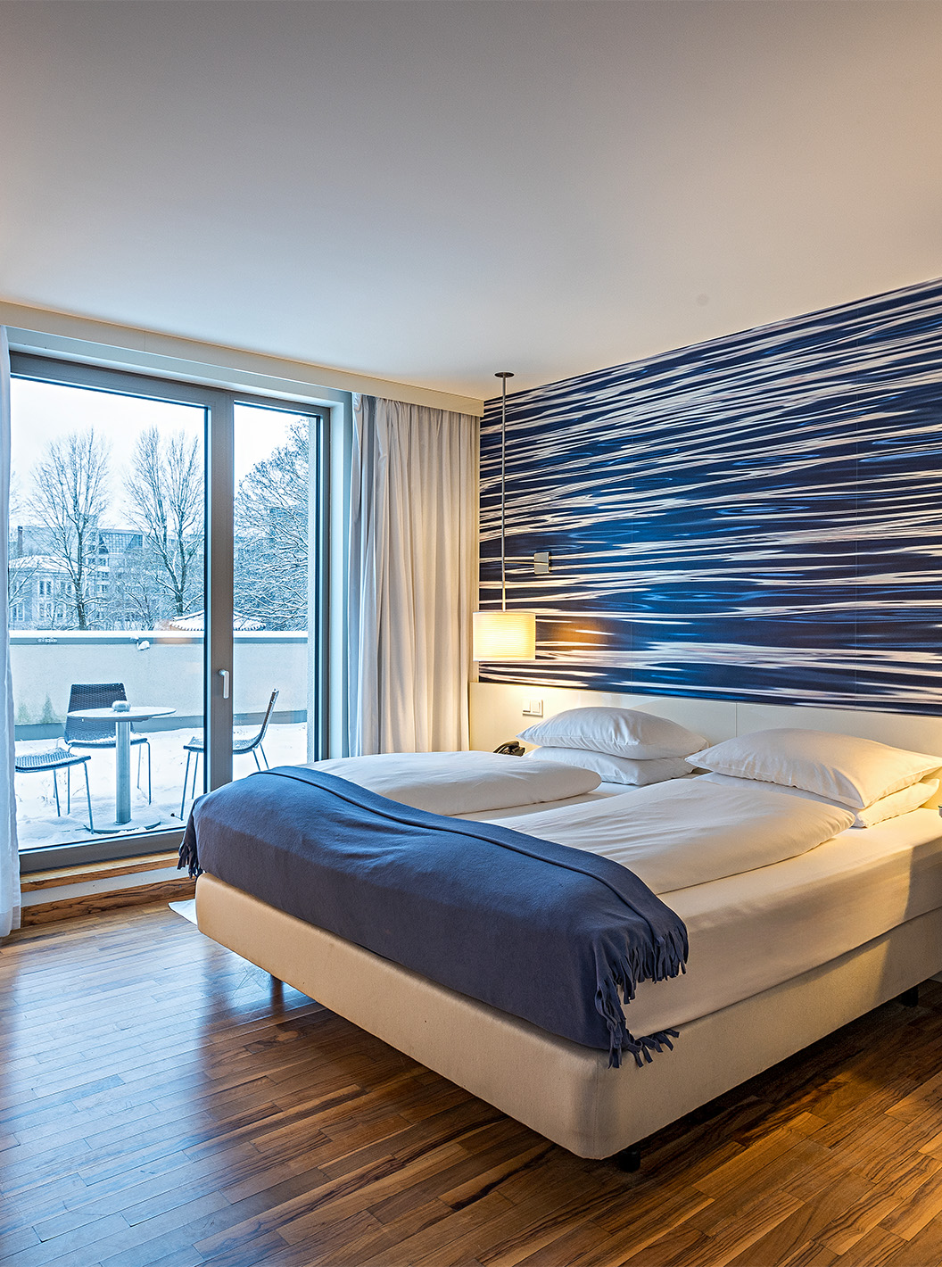 Das Deluxe Zimmer mit Terrasse im Pestana Berlin Tiergarten hat ein Doppelbett, Schreibtisch und einen Sessel