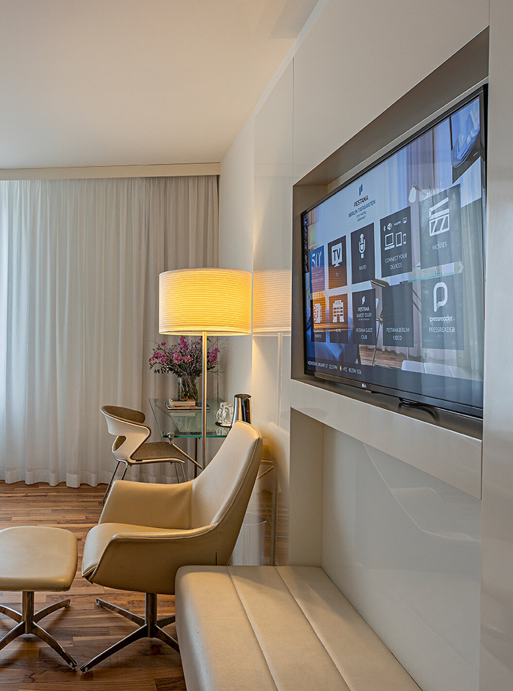 Family Deluxe mit Schreibtisch, Sessel und TV