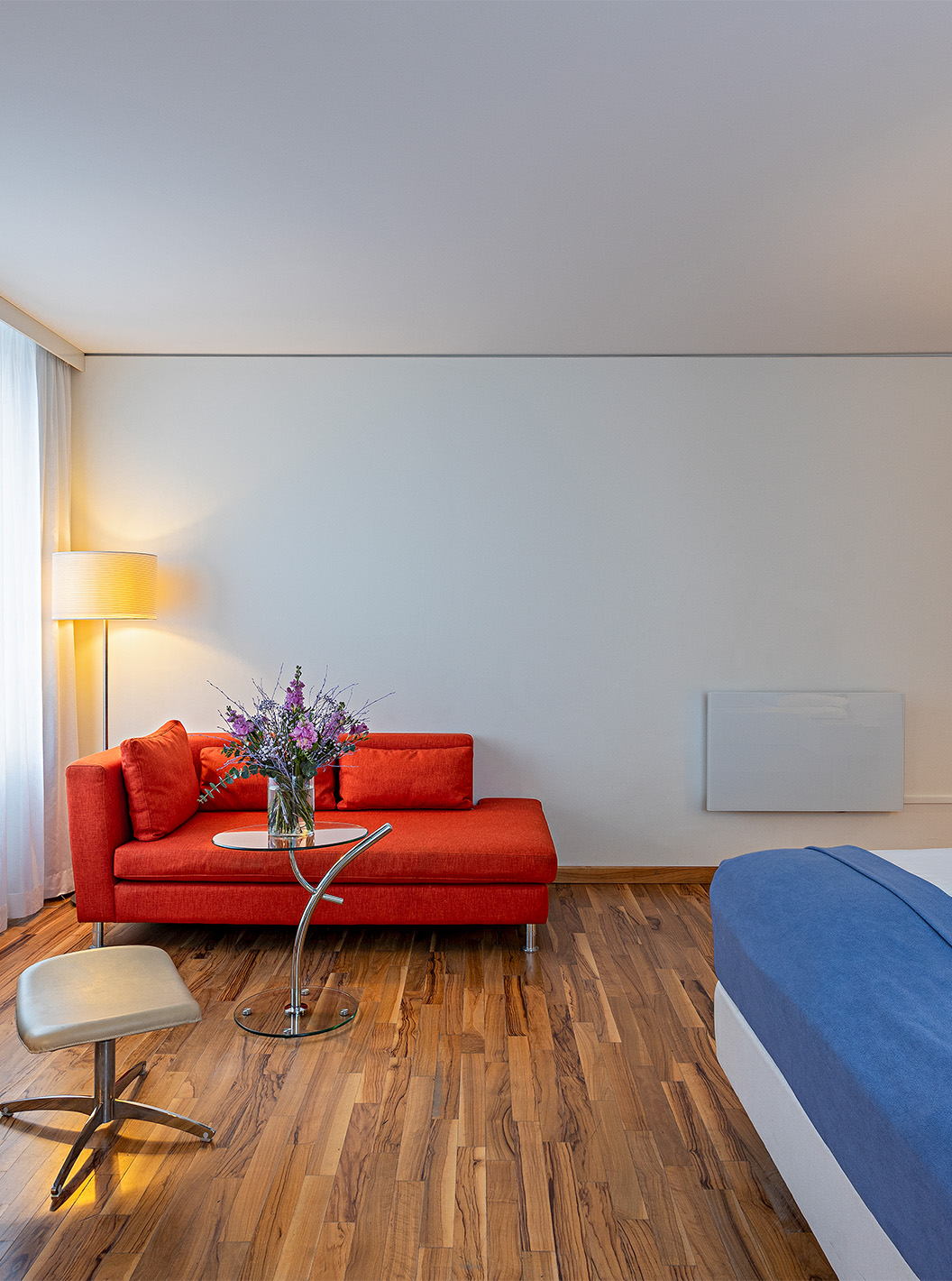 Das Grand Deluxe Zimmer im Pestana Berlin Tiergarten hat ein Doppelbett, ein Sofa, einen Couchtisch und einen Sessel