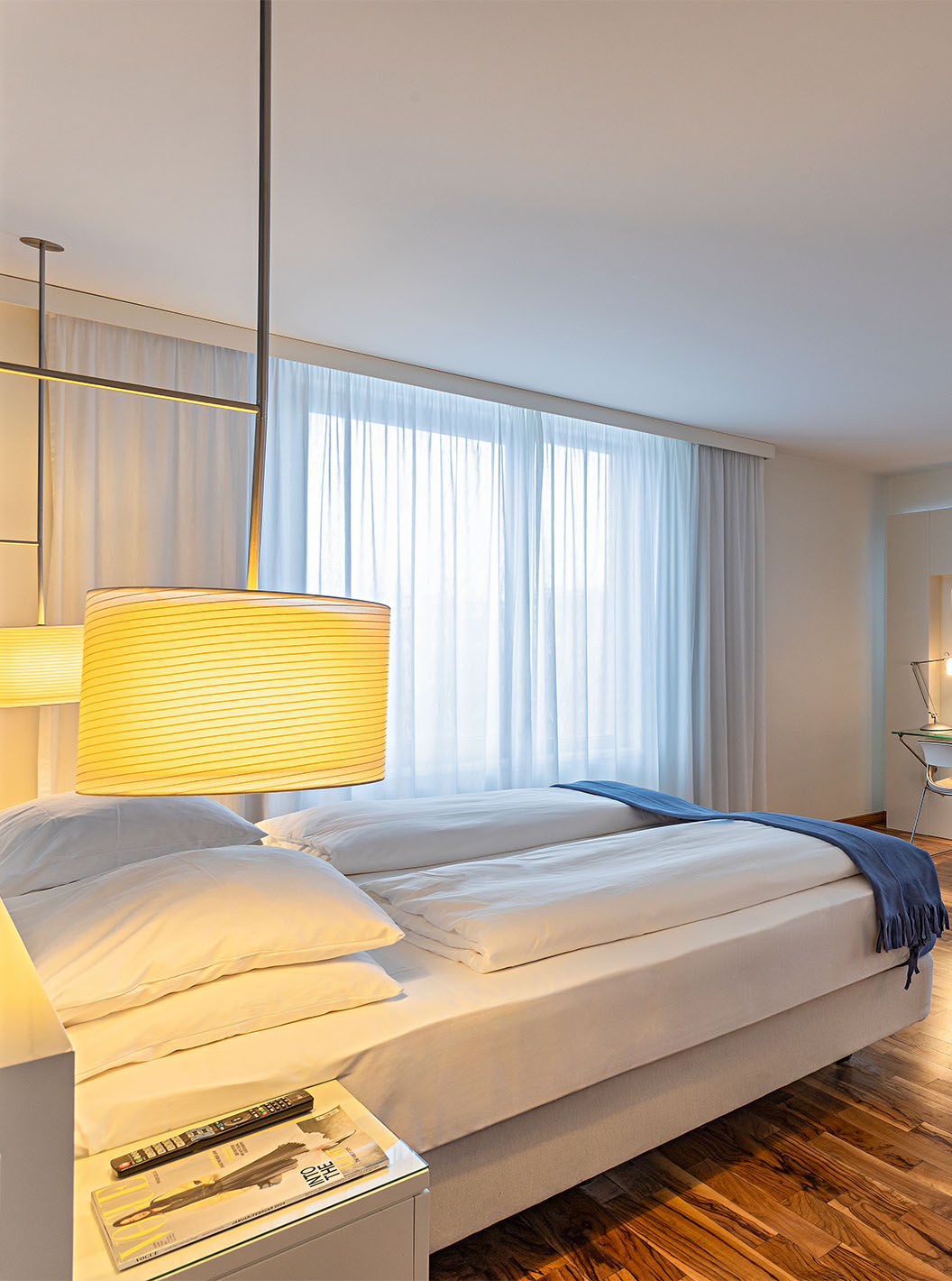 Das Grand Deluxe Zimmer im Pestana Berlin Tiergarten hat ein Doppelbett, Fernseher, Sofa, Sessel und Schreibtisch