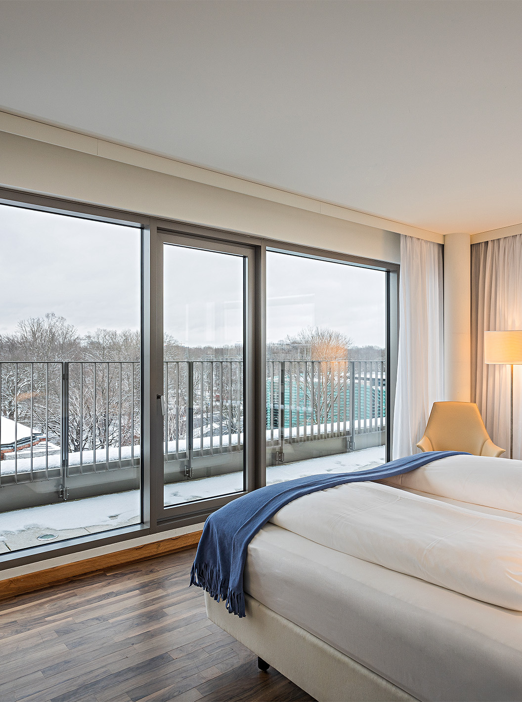 Die Panoramasuite im Pestana Berlin Tiergarten hat ein Doppelbett, Fernseher und einen Balkon mit Stadtblick