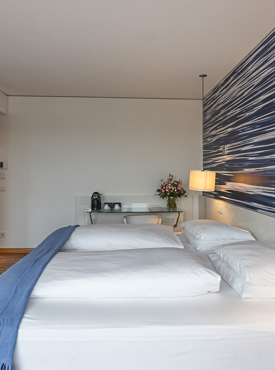 Das Premium Zimmer mit Balkon im Pestana Berlin Tiergarten hat ein Doppelbett, Fernseher und einen Schreibtisch