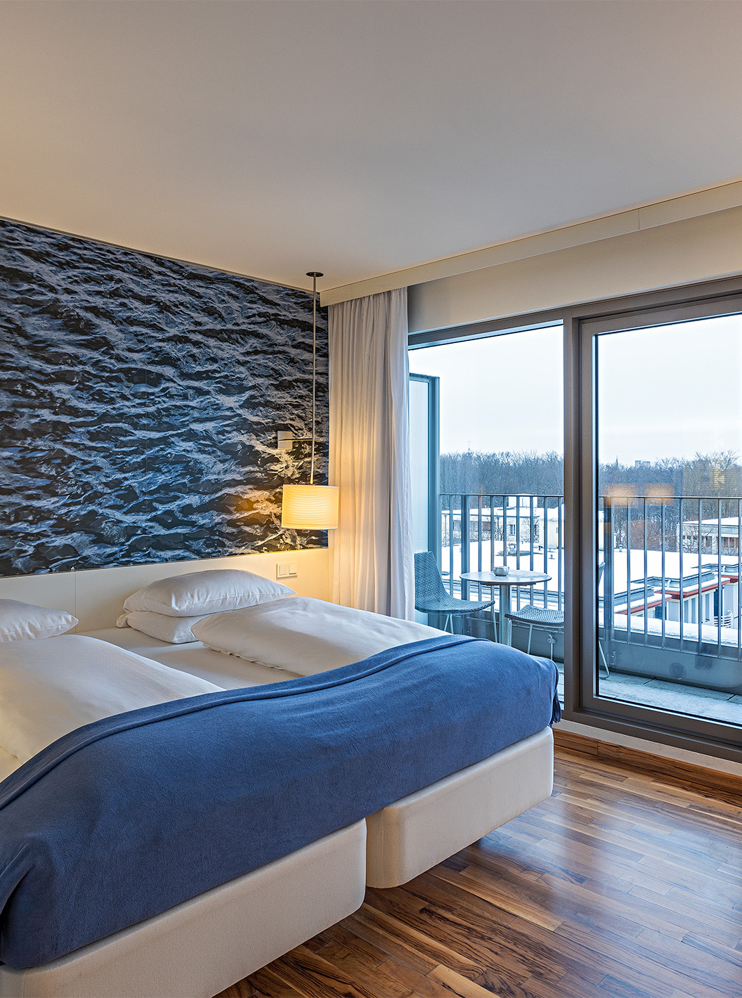 Das Premium Zimmer mit Balkon und Aussicht im Pestana Berlin Tiergarten hat ein Doppelbett, Sessel und Balkon mit Aussicht
