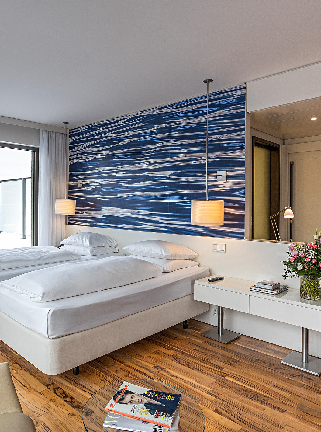 Das Premium Zimmer mit Panorambalkon im Pestana Berlin Tiergarten hat zwei Einzelbetten, einen Fernseher und einen Balkon