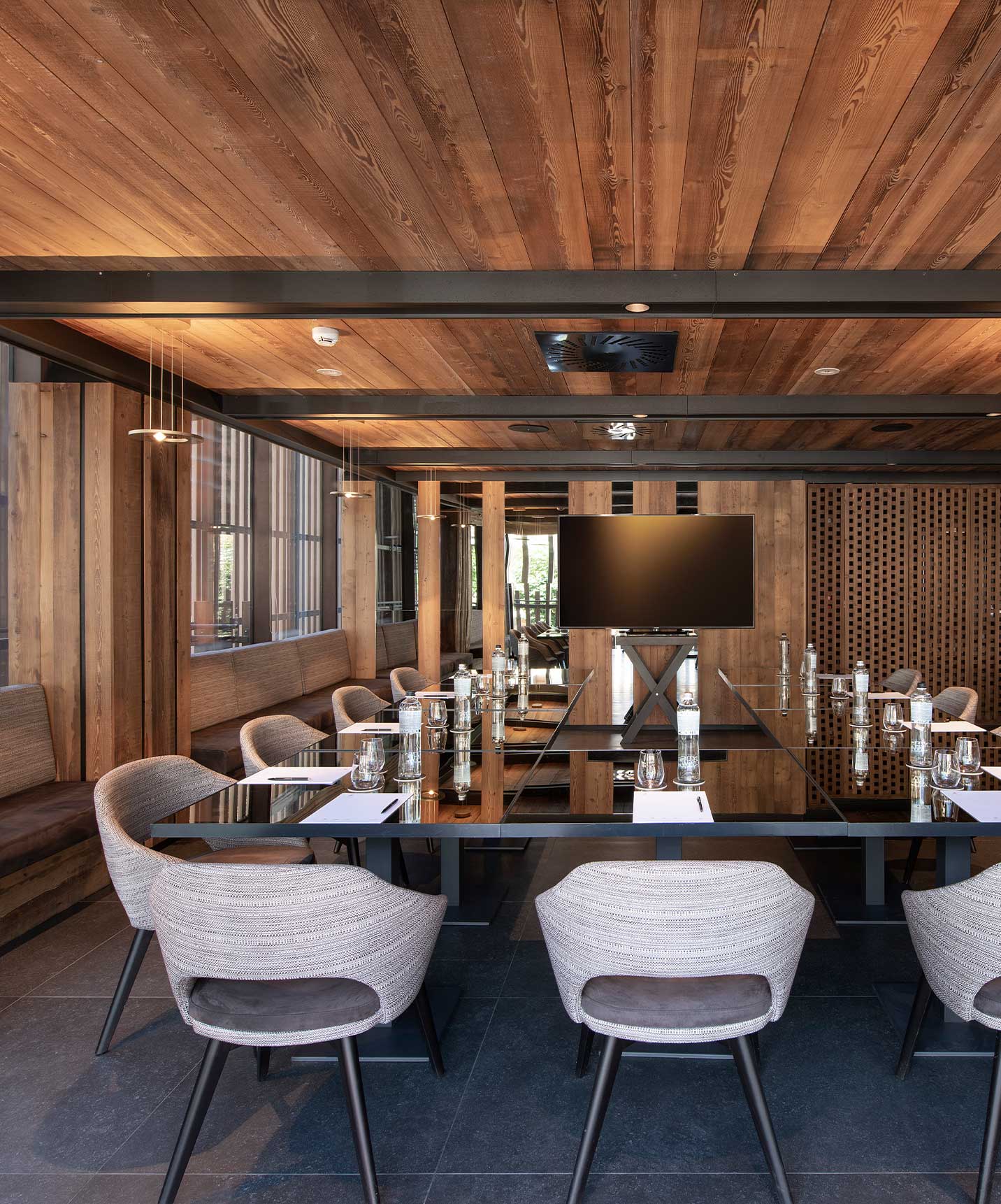 Le Massif Courmayeur, Hotel in den italienischen Alpen, mit modernem Konferenzraum aus Holz und Glas