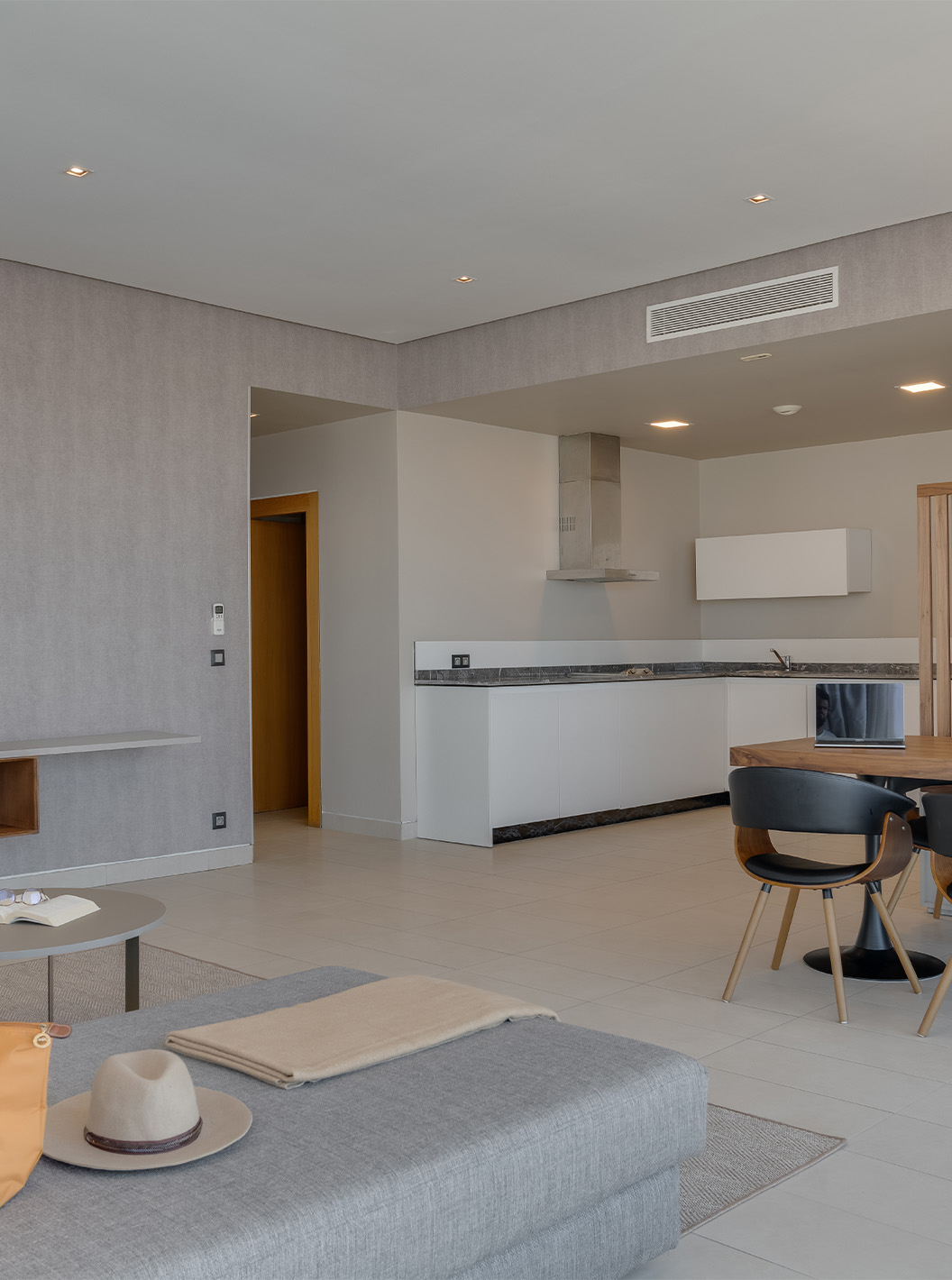 Die Familien-Suite Corniche im Pestana Casablanca hat ein geräumiges Wohnzimmer mit Sofa, TV, Essbereich und Kitchenette