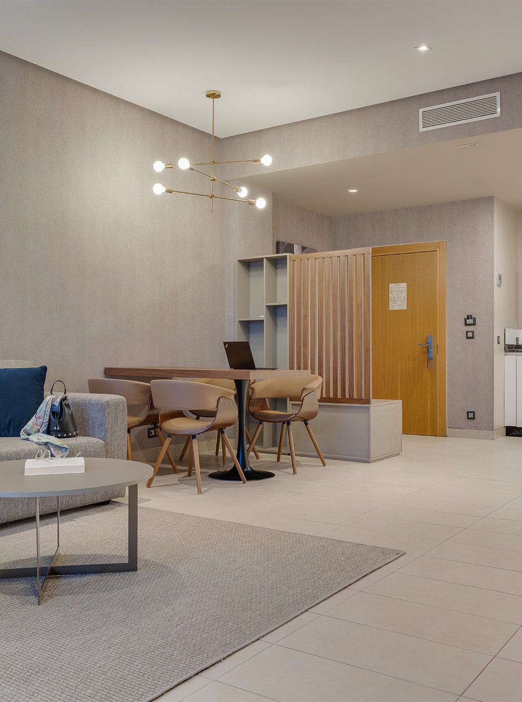 Die Premium-Suite im Pestana Casablanca hat ein bequemes Sofa mit Chaiselongue und eine Kitchenette