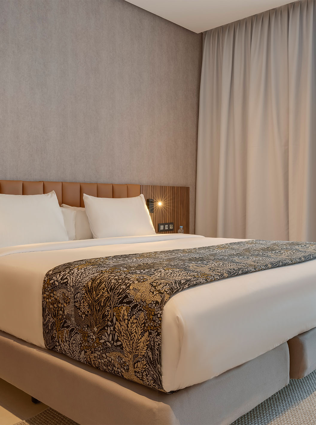 Die Familien-Premium-Suite im Pestana Casablanca hat ein Zimmer mit Doppelbett und moderner Dekoration