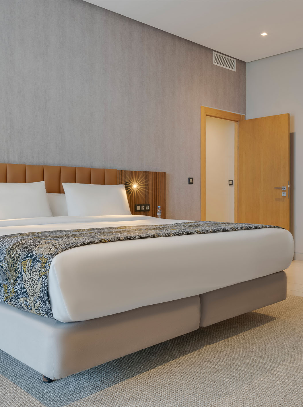 Die Familien-Suite im Pestana Casablanca hat ein geräumiges Zimmer mit Doppelbett und moderner Dekoration