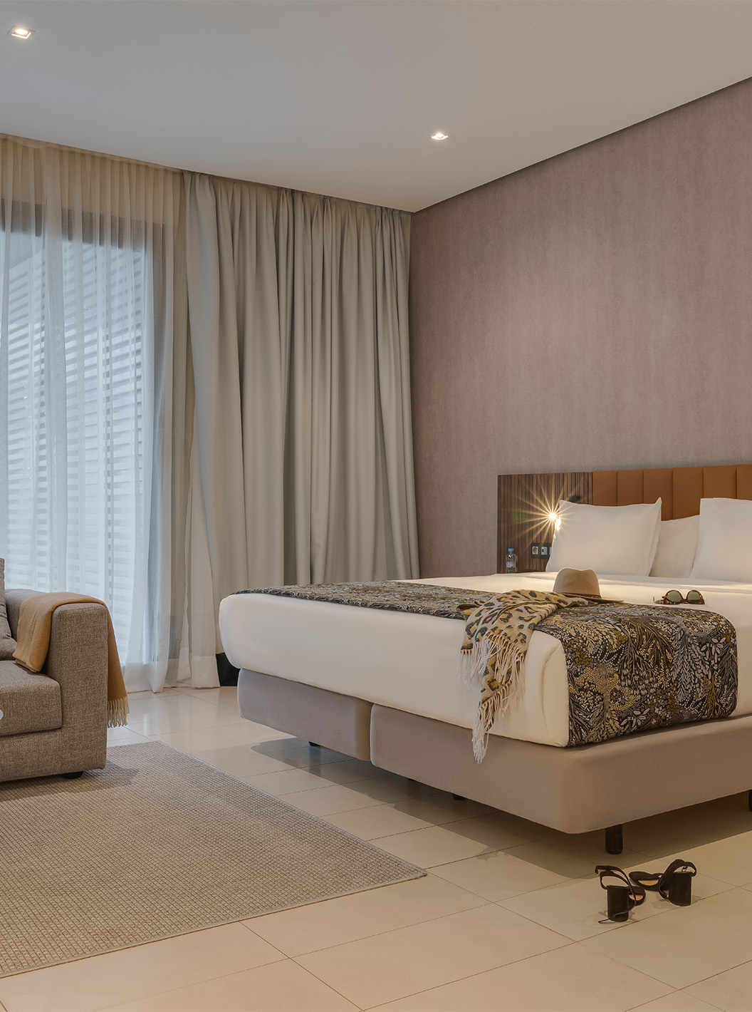 Die Premium-Suite Superior im Pestana Casablanca hat ein Zimmer mit Doppelbett und Balkon daneben