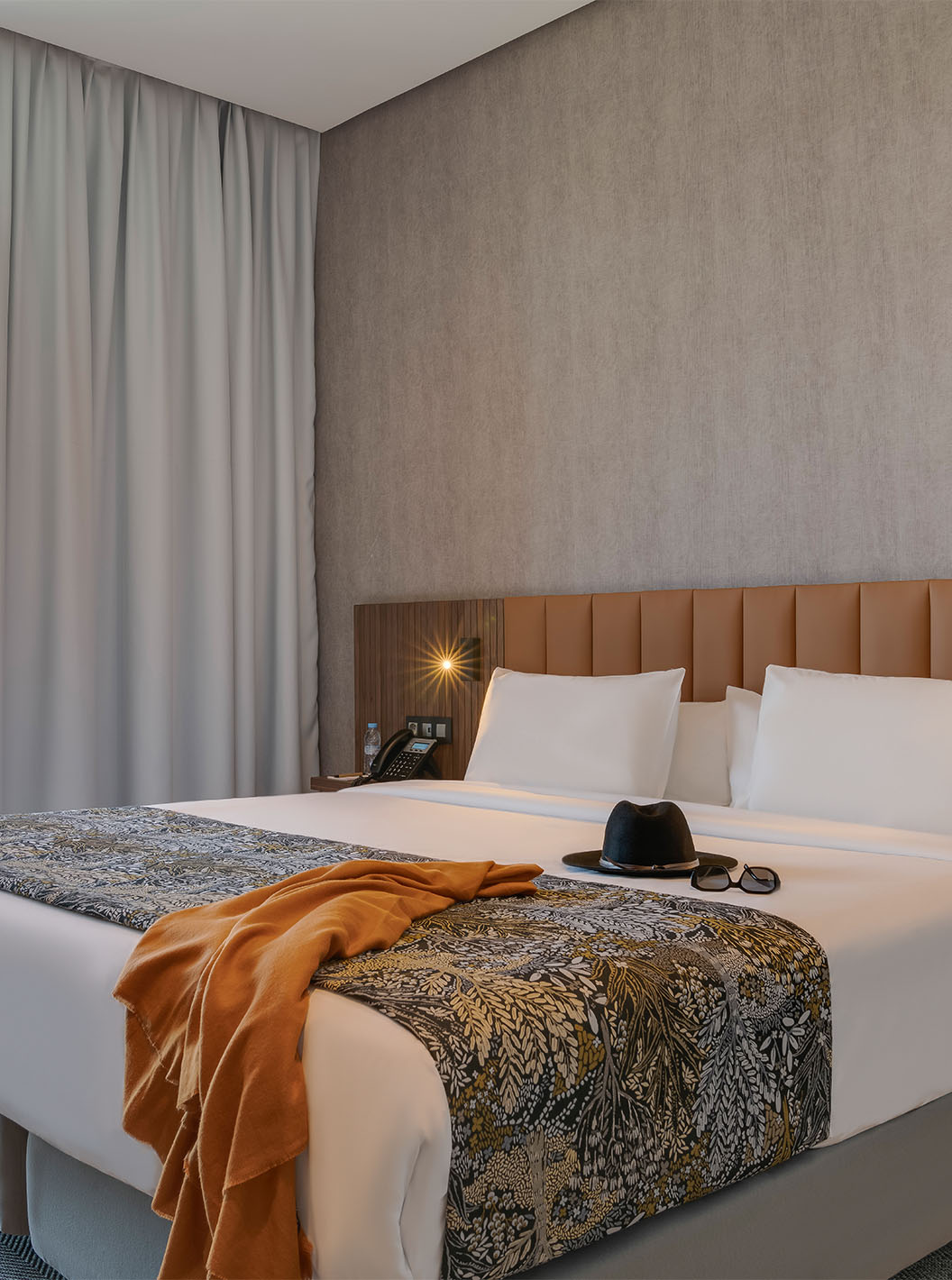 Die Premium-Suite im Pestana Casablanca hat ein Schlafzimmer mit Doppelbett und Balkon