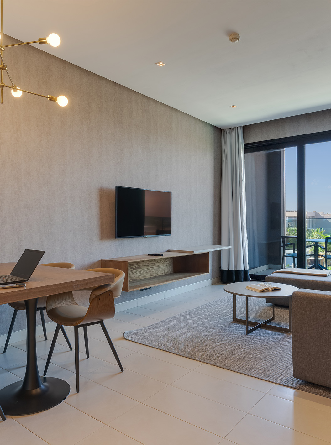 Die Premium-Suite im Pestana Casablanca hat ein Wohnzimmer mit Sofa und TV sowie einen Balkon mit Aussicht