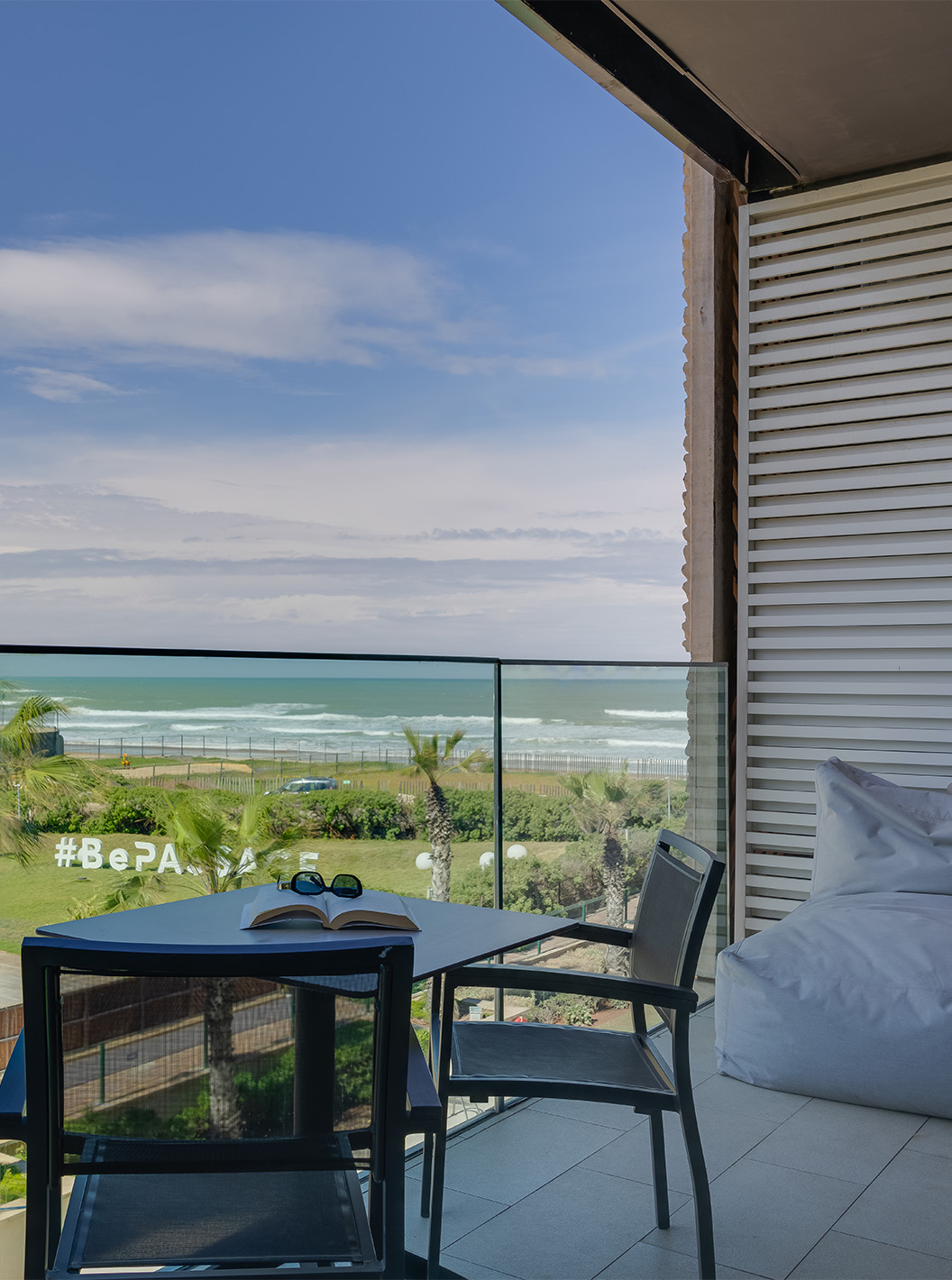 Die Premium Superior Suite im Pestana Casablanca hat einen unglaublichen Balkon mit Meerblick, Tisch und zwei Stühlen