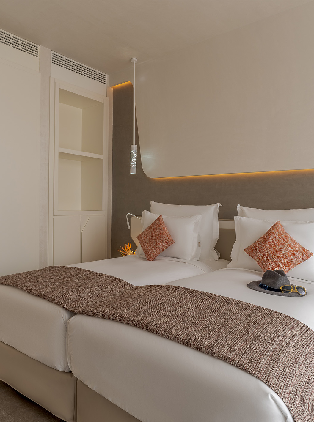 CR7 Suite Avenida im Pestana CR7 Marrakech mit zwei Betten, Kissen und warm beleuchtetem Stoffkopfteil