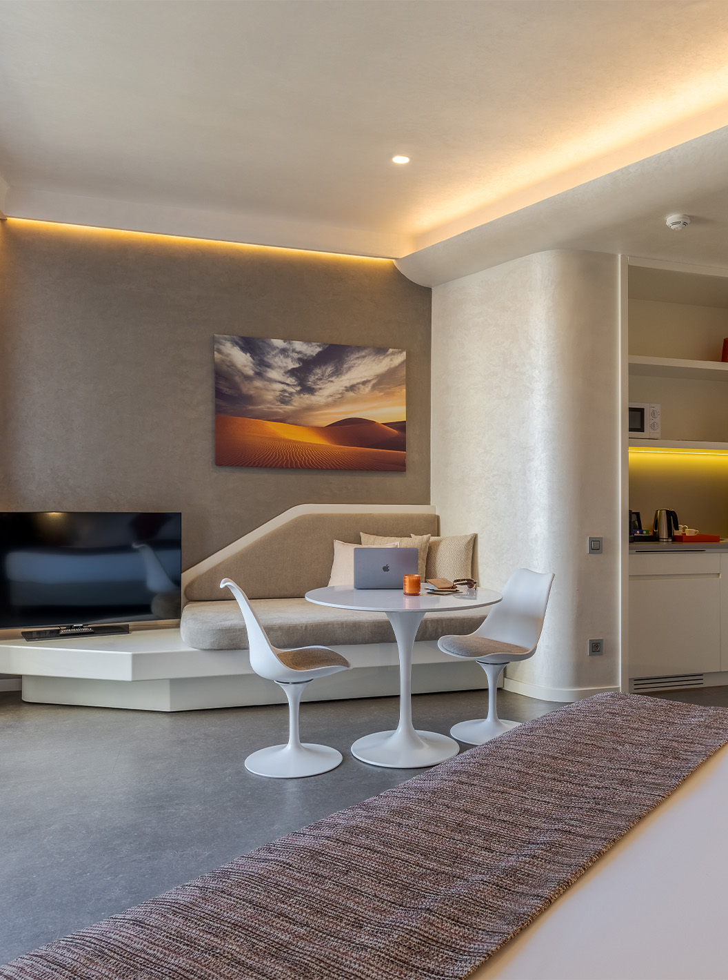 Das CR7 Zimmer Avenue im Pestana CR7 Marrakeck hat einen Fernseher, ein Sofa, einen Tisch, ein Spülbecken und Mikrowelle