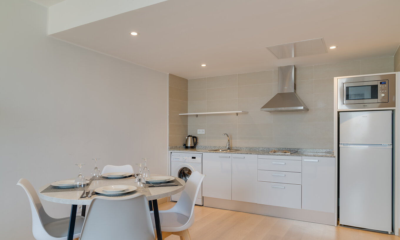 Die Premium-Familien-Suite im Pestana Tanger City Center hat eine Kochnische mit Herd, Kühlschrank, Mikrowelle und Tisch