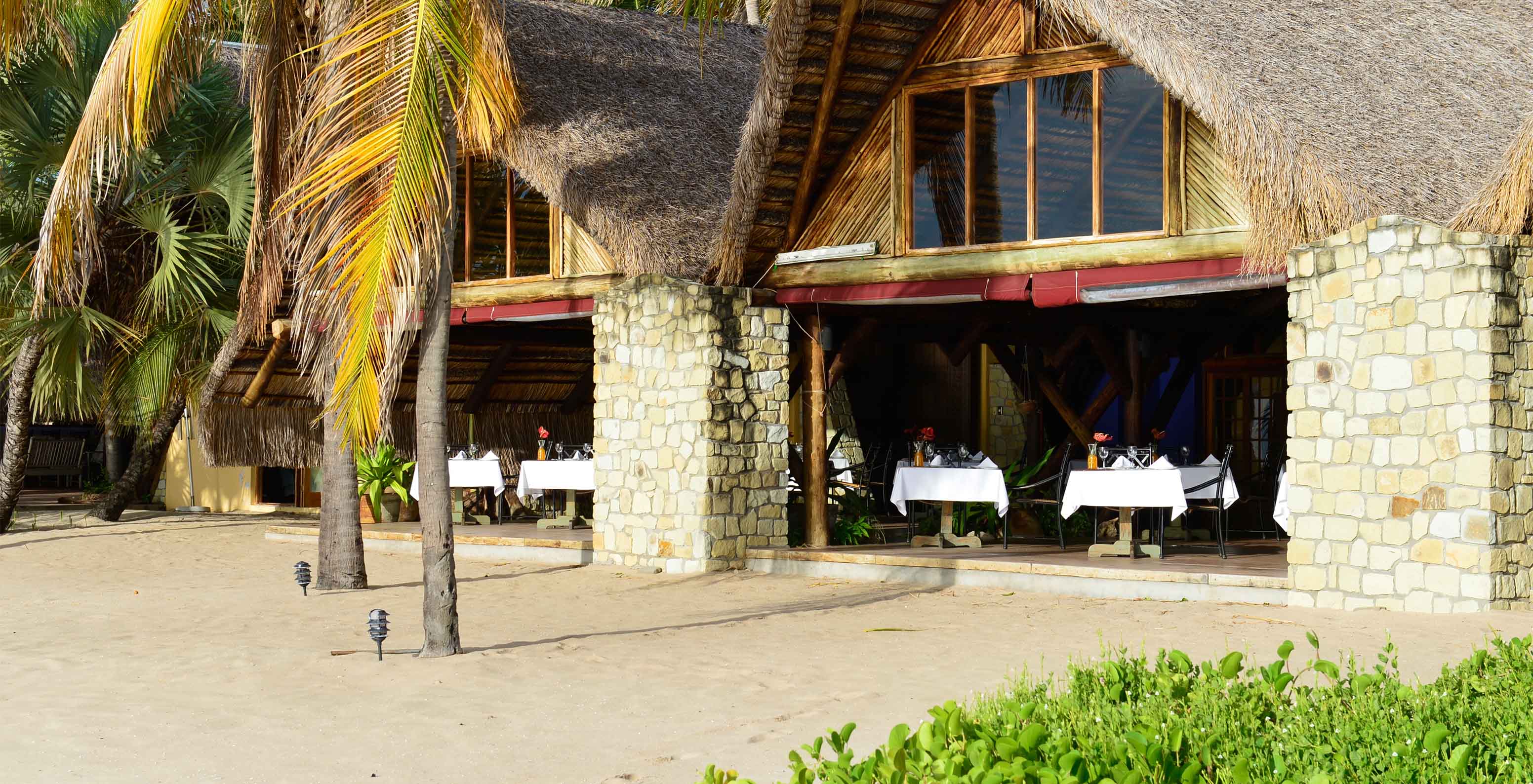 Blick auf den Strand von der überdachten, aber offenen Struktur des Restaurants des Pestana Bazaruto Lodge