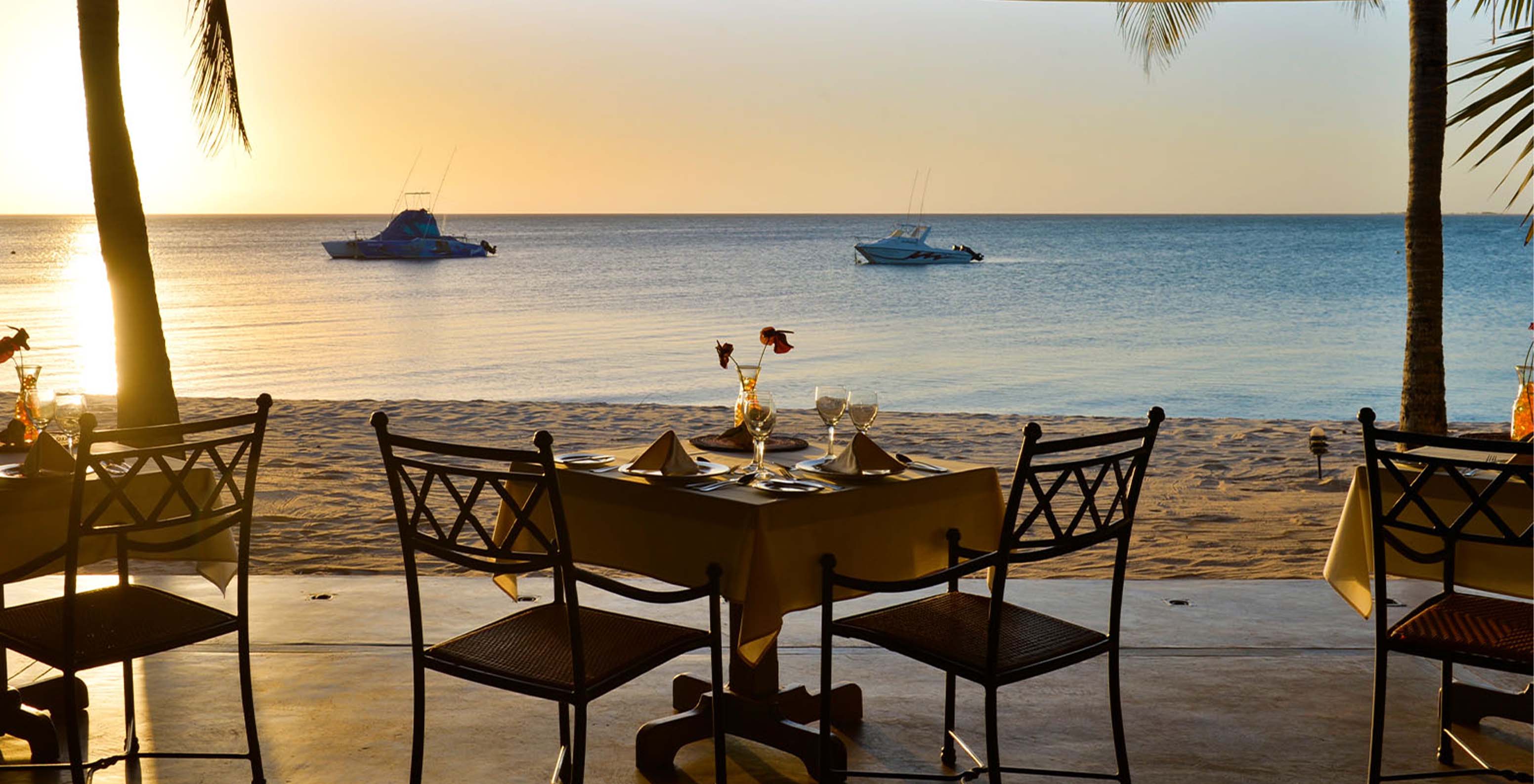 Die Bar Sunset, im Eco Resort auf Bazaruto, bietet Ihnen köstliche gastronomische Optionen, wie Hummer