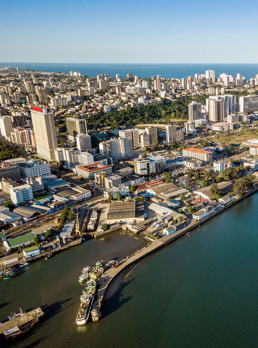 Luftaufnahme von Maputo, der Hauptstadt von Mosambik, mit verschiedenen Gebäudekonzentrationen und dem Meer rundherum