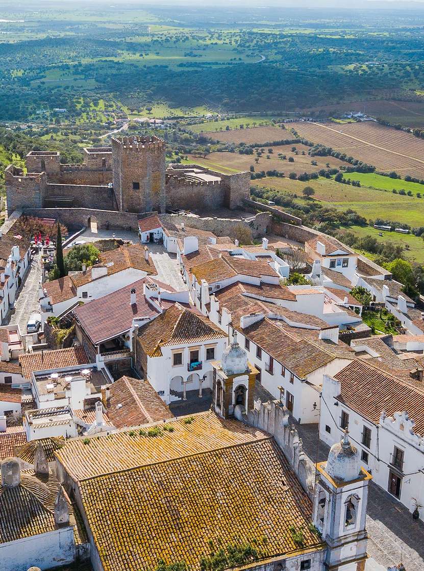 Luftaufnahme des historischen Dorfes Monsaraz im Alentejo mit dem Schloss auf dem Hügel