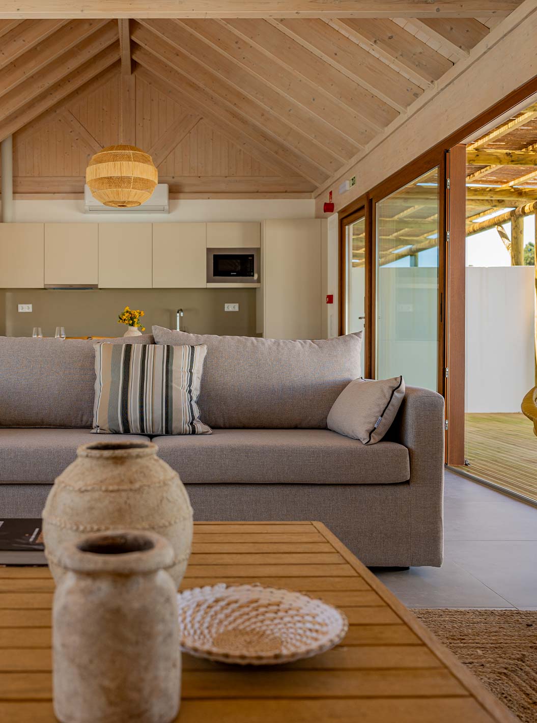 Die Premium Green Villa im Pestana Comporta Village Residences verfügt über ein helles Wohnzimmer mit Sofa und Dekoration