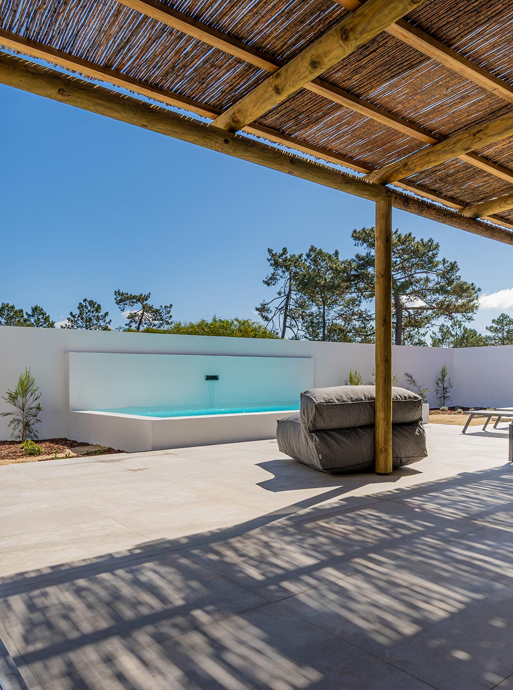 Die Premium Villa im Pestana Comporta Village Residences verfügt über eine Terrasse mit Pool und einer Holzabdeckung