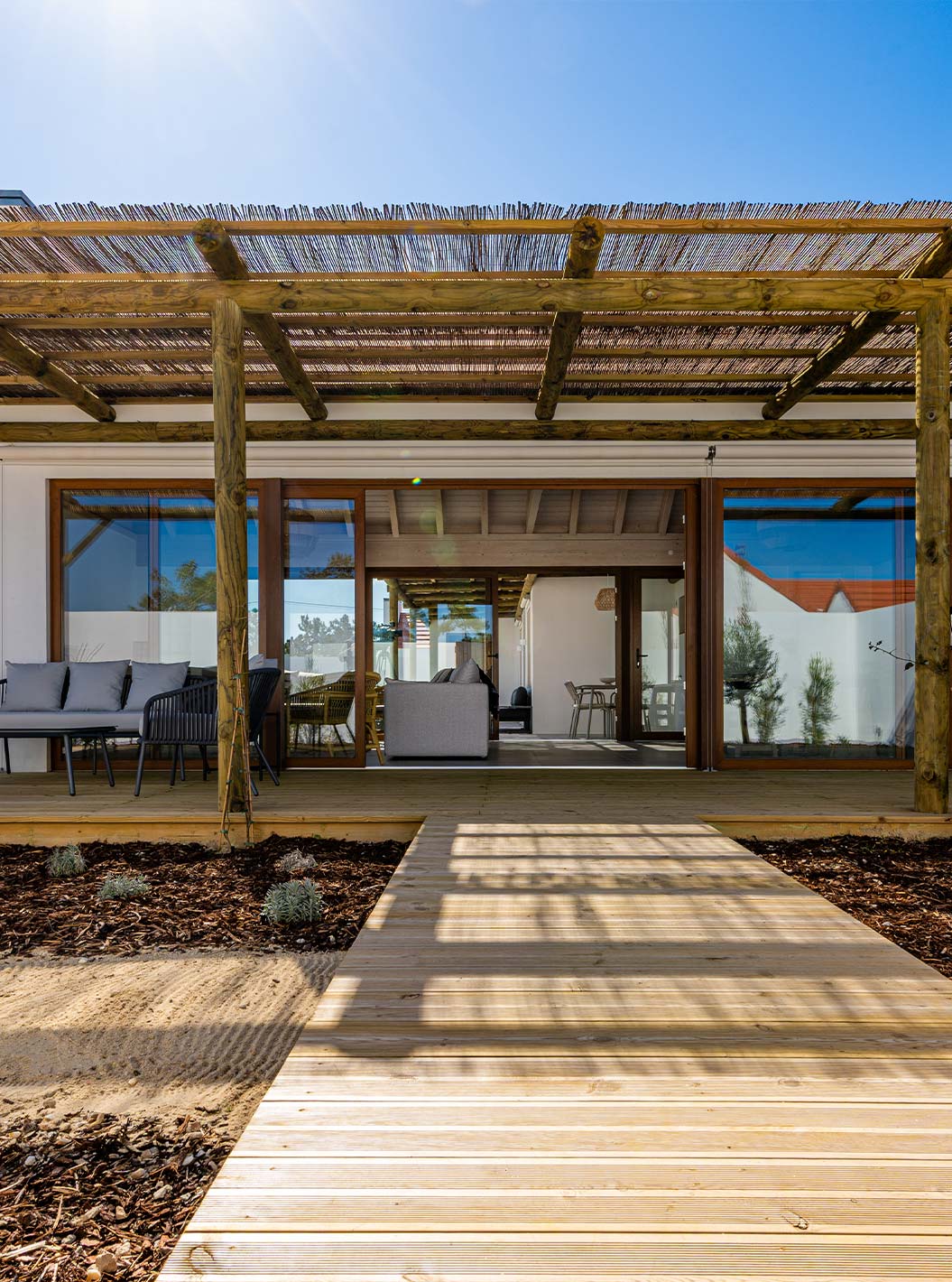 Die Premium Villa im Pestana Comporta Village Residences verfügt über einen Eingang mit Holzterrasse, Pergola und Garten