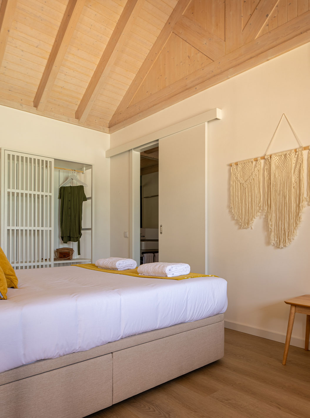 Die Standard Green Villa im Pestana Comporta Village Residences verfügt über ein Schlafzimmer mit einem Bett und einer Bank