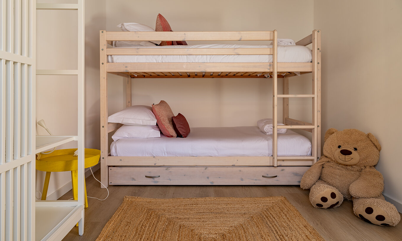 Die Standard Green Villa im Pestana Comporta Village Residences hat ein Etagenbett mit zwei Betten und einem Teddybären