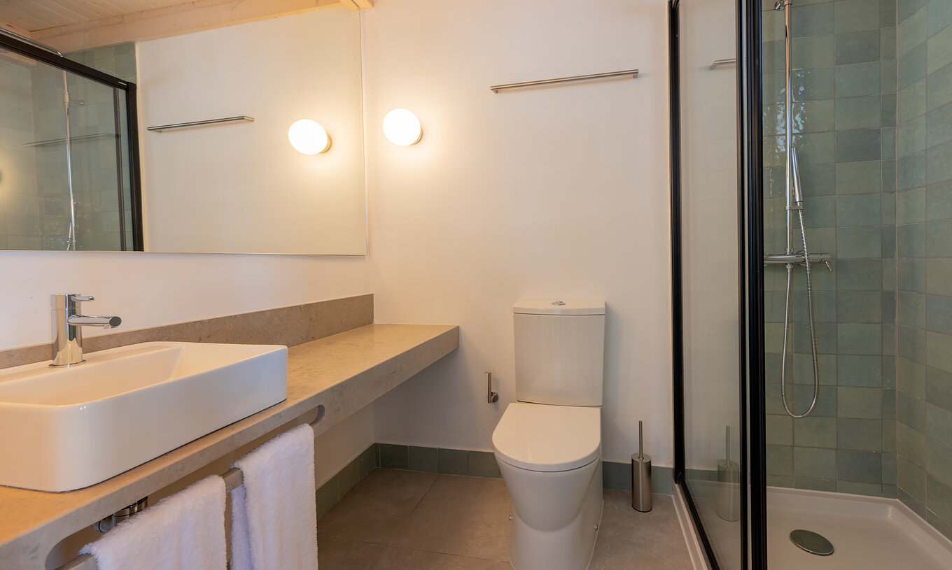 Standard Villa (2 Erwachsene) im Pestana Comporta mit hellem Bad, großem Spiegel und Glasdusche und Waschbecken