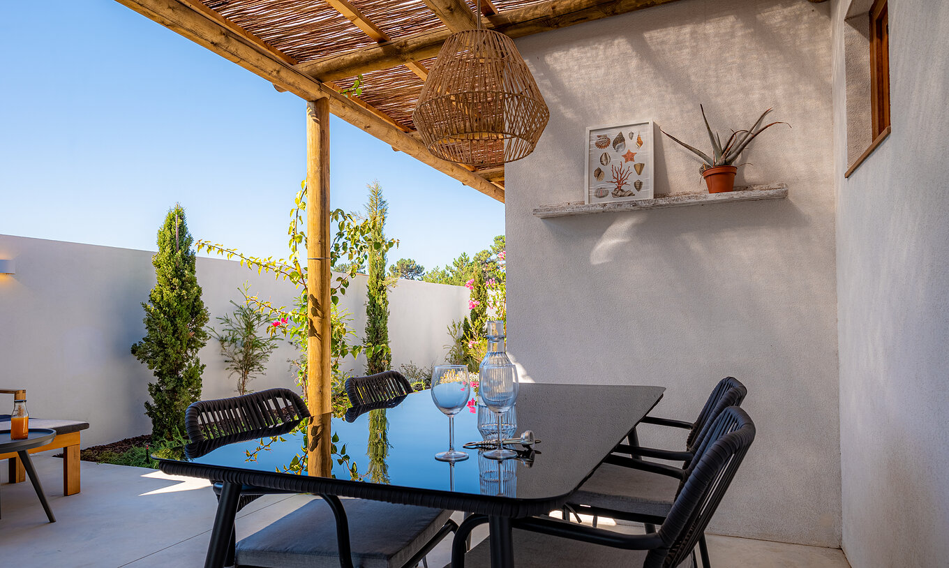 Standard Villa für 2 Erwachsene im Pestana Comporta mit überdachter Terrasse und Esstisch im Garten