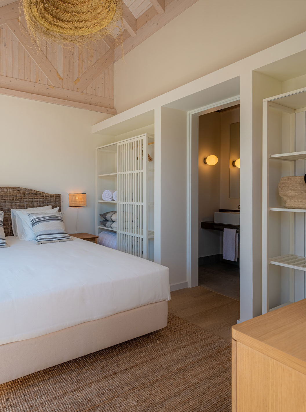 Die Standard Villa T2 im Pestana Comporta Village Residences verfügt über ein Schlafzimmer mit Doppelbett und Dekoration