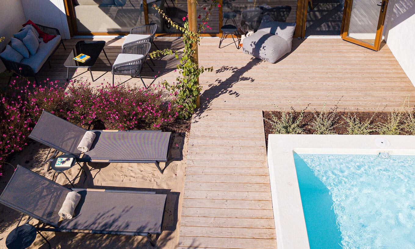 Die Standard Villa T2 im Pestana Comporta Village Residences verfügt über eine Terrasse mit Pool, Sonnenliegen und Pflanzen