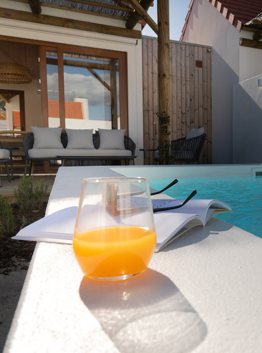 Die Superior Green Villa im Pestana Comporta Village Residences hat eine Terrasse mit einem Glas und einem Buch nahe dem Pool